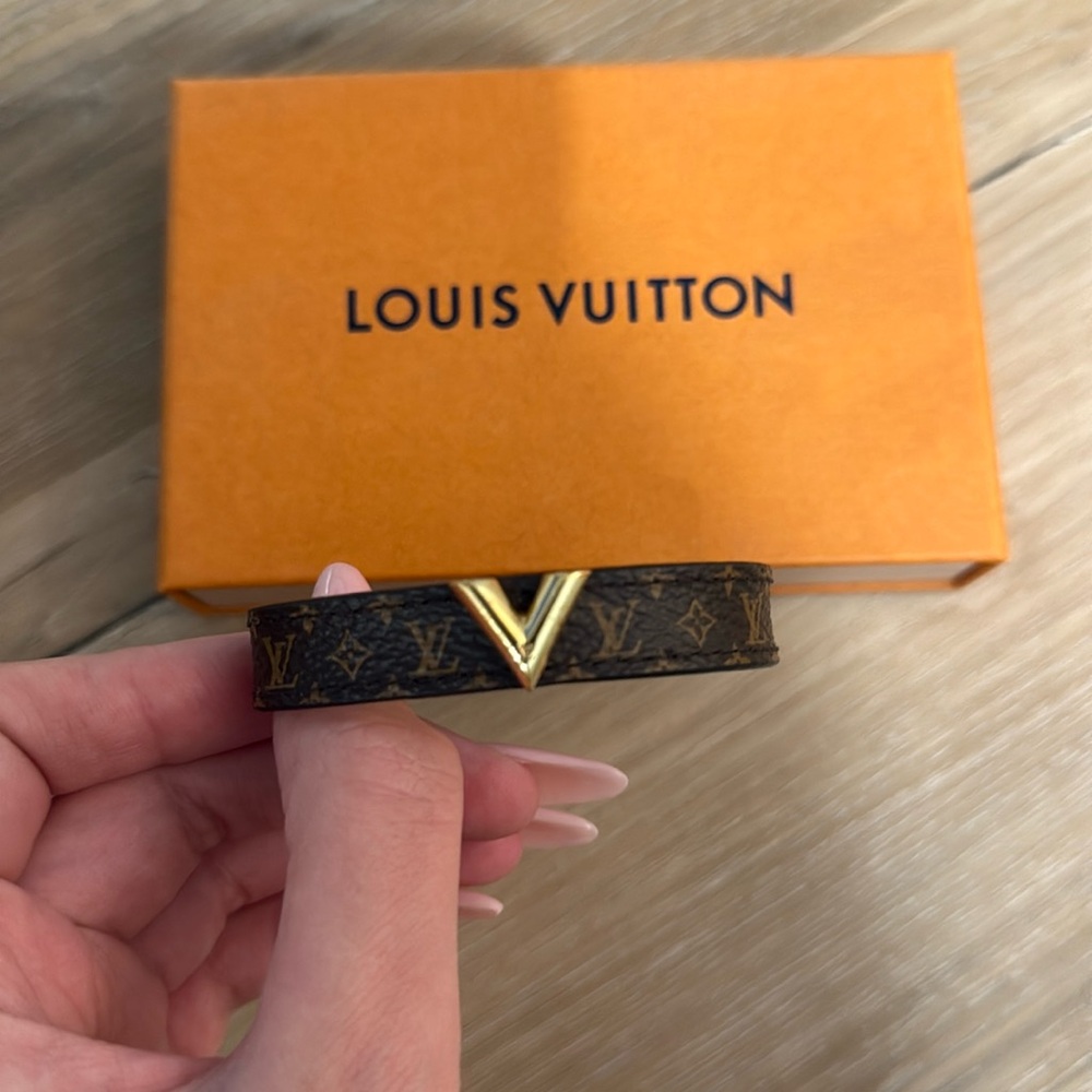 Louis vuitton essential V bracelet